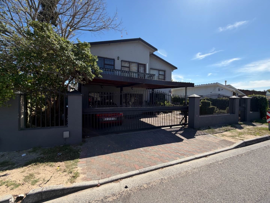 5 Bedroom Property for Sale in Peerless Park North Western Cape